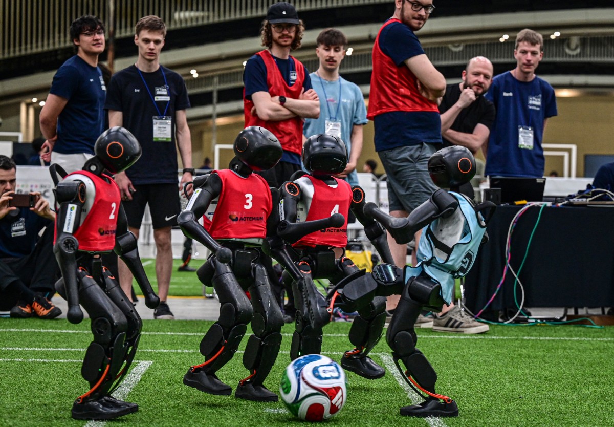 thestandard.com.hk - The Standard 英文虎報 - Move over, Messi! Robot footballers thrill crowds in South Korea