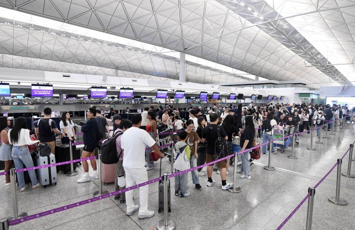 thestandard.com.hk - The Standard 英文虎報 - Transport bureau urges airlines to minimize passenger disruption as fuel costs rise
