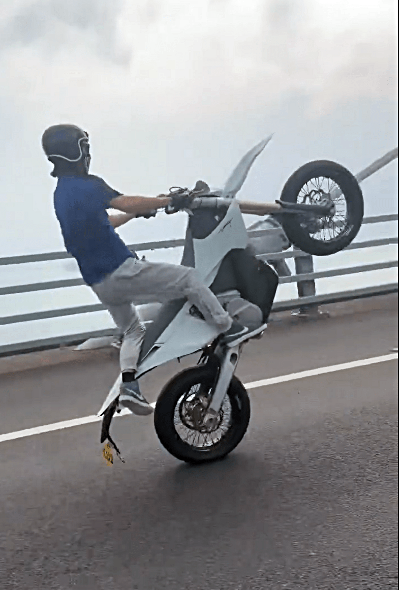 Video Police Intercept British Motorcyclist Following Dangerous One video-police-intercept-british-motorcyclist-following-dangerous-one