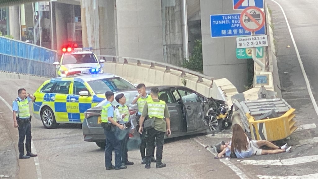 (Video) Toyota car veers wildly on Kwun Tong Bypass, hits railing and ...