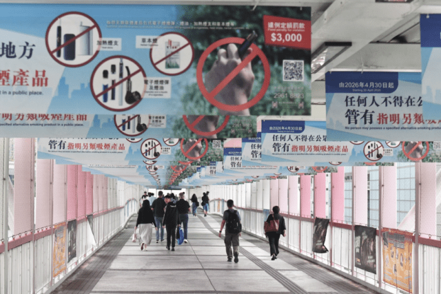 elfbar nachfüll pod läuft aus In this Oct. 13, 2018, photo, Jamie Tsang, 20, smokes e-cigarette In Hong  Kong. Hong Kong's leader says the semi-autonomous Chinese territory plans  to ban e-cigarettes and other new smoking products such main image 0